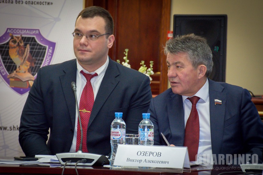 президент объединения частных детективов России Сергей Любименко (слева)